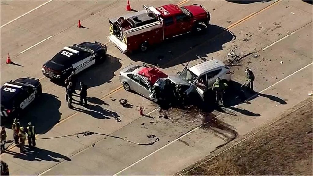 Texas Car Crash Reports / Texas deputy rushes to rescue victims of