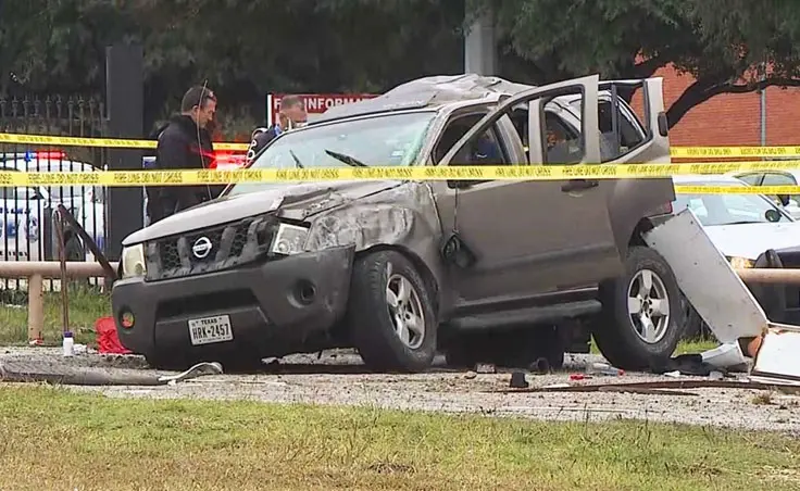 1 Killed in Oak Cliff Dallas Rollover Accident